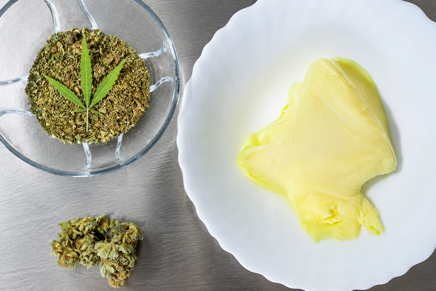 Cogollos de cannabis triturados y mantequilla derretida para preparar la mantequilla de cannabis
